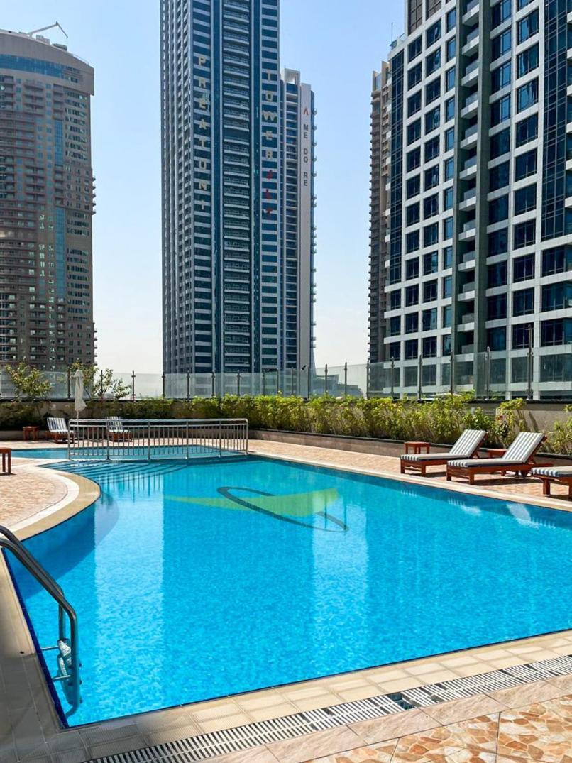 Chill With Balcony And Pool View Apartment Dubai