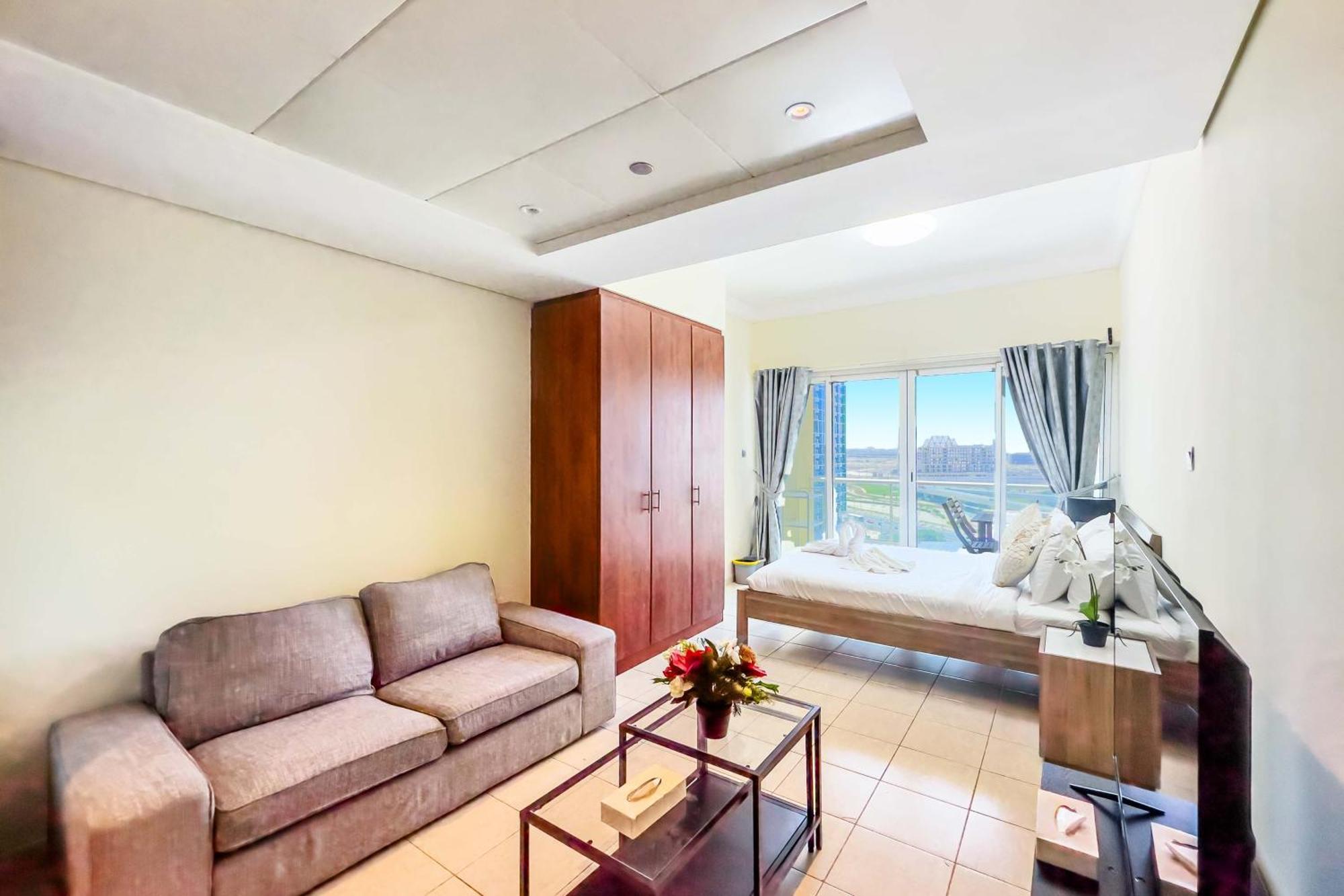 Apartment Chill With Balcony And Pool View Dubai