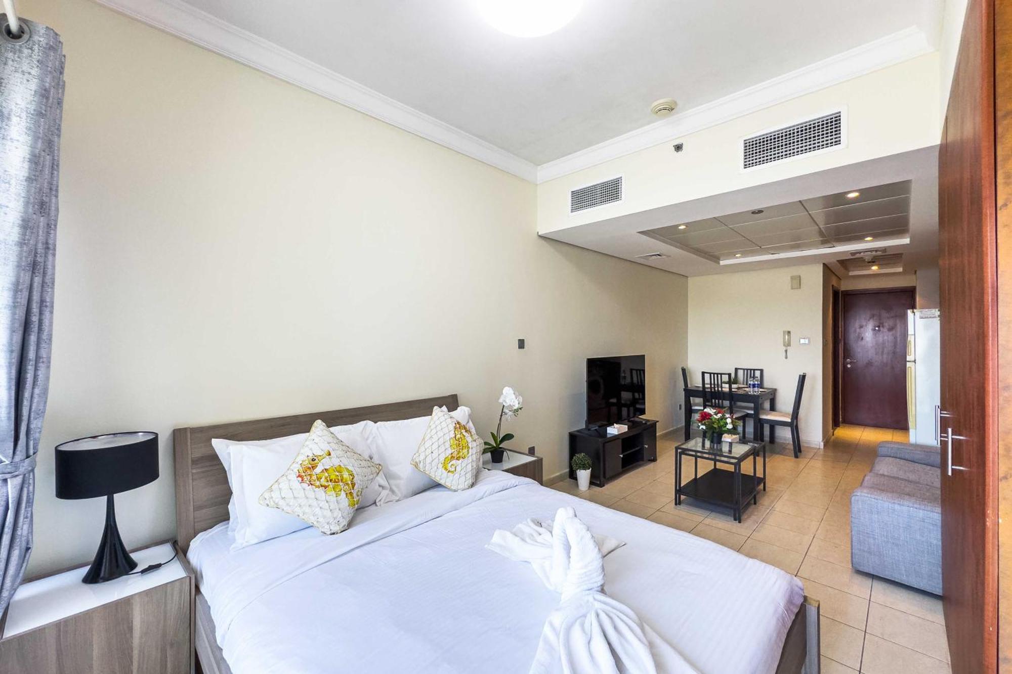 Chill With Balcony And Pool View * Dubai