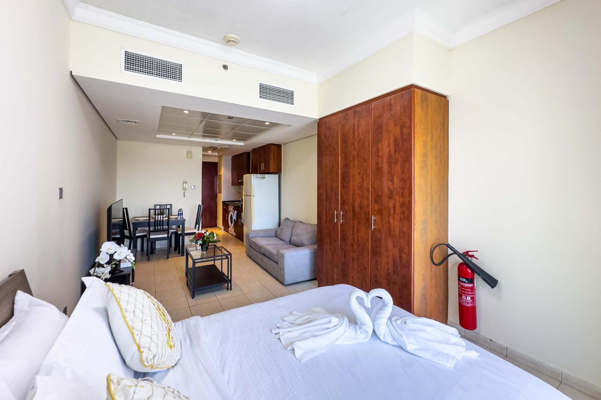 Chill With Balcony And Pool View Apartment *
