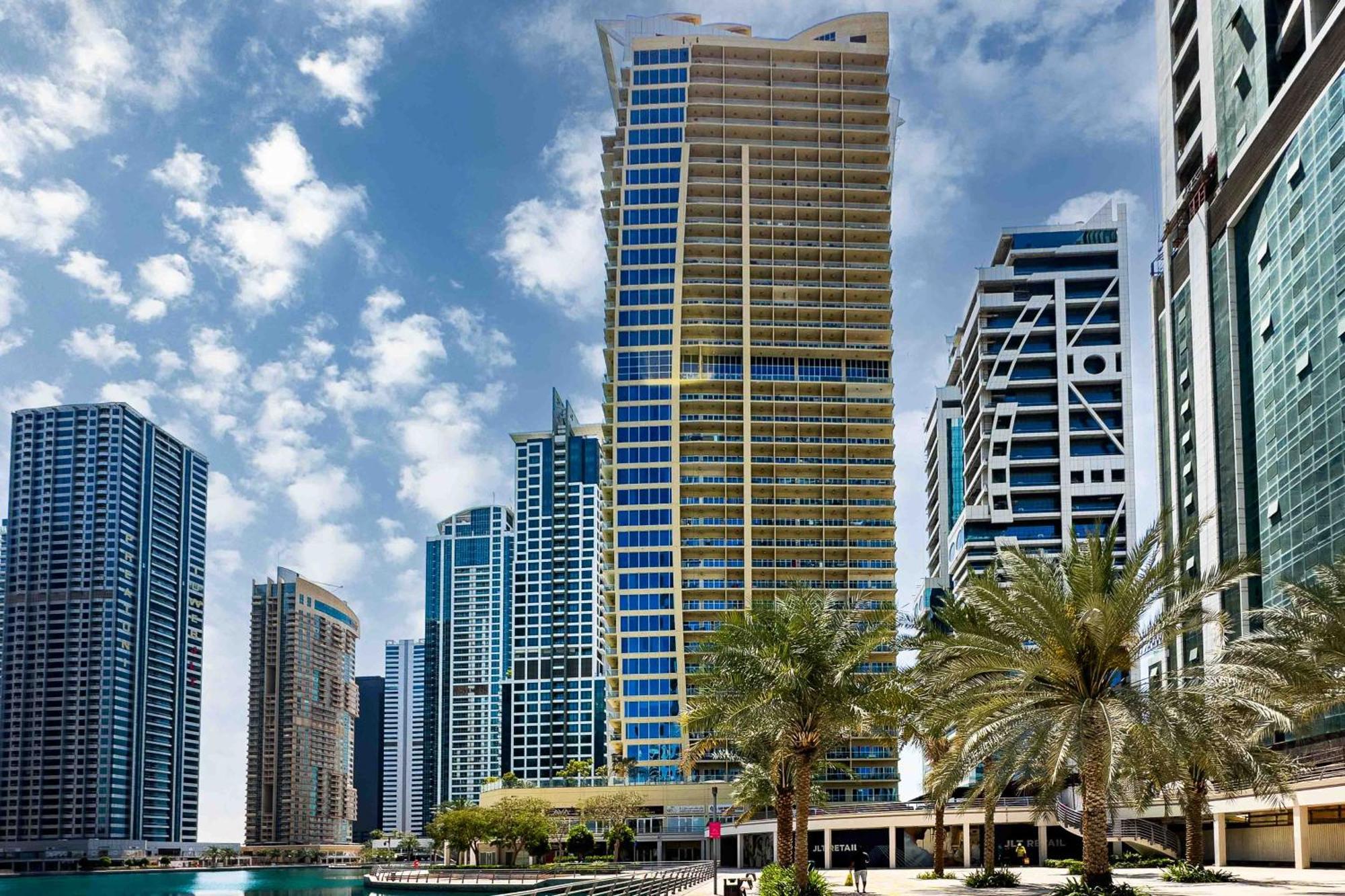 Chill With Balcony And Pool View Dubai